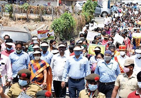 கிருஷ்ணகிரியில் அரசு கலைக் கல்லூரி மாணவ, மாணவிகள் பங்கேற்ற வாக்காளர் விழிப்புணர்வு பேரணியை ஆட்சியர் ஜெயசந்திர பானு ரெட்டி தொடங்கி வைத்து கலந்து கொண்டார்.