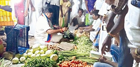 கலசப்பாக்கத்தில் நடைபெற்ற வார சந்தையில் வியாபாரிகளுடன் இணைந்து மக்களுக்கு காய்கறிகளை விற்பனை செய்து வாக்கு சேகரித்த எம்எல்ஏ பன்னீர்செல்வம்.