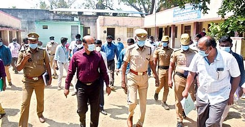 சட்டப்பேரவை தேர்தலையொட்டி, வேலூர் கொணவட்டம் பகுதியில் பதற்றமான வாக்குச்சாவடி மையத்தை தேர்தல் நடத்தும் அலுவலரும், மாவட்ட ஆட்சியருமான சண்முகசுந்தரம் மற்றும் மாவட்ட காவல் கண்காணிப்பாளர் செல்வகுமார் ஆகியோர் பார்வையிட்டு ஆய்வு செய்தனர். படம்: வி.எம்.மணிநாதன்.