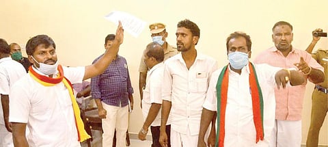 திருநெல்வேலி சட்டப்பேரவை தொகுதி அமமுக வேட்பாளர் பால் கண்ணன், சமக வேட்பாளர் அழகேசன், சுயேச்சை வேட்பாளர் மாரியப்ப பாண்டியன் உட்பட 24 பேரின் வேட்புமனுக்கள் நேற்று நிராகரிக்கப்பட்டன. திருநெல்வேலி கோட்டாட்சியர் அலுவலகத்தில் வாக்குவாதத்தில் ஈடுபட்ட அழகேசன், மாரியப்ப பாண்டியன் ஆகியோர். படம்: மு.லெட்சுமி அருண்.