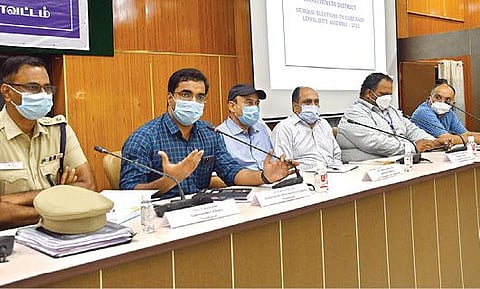 தூத்துக்குடியில் தேர்தல் விதிமுறைகள் தொடர்பாக தேர்தல் பார்வையாளர்கள் மற்றும் வேட்பாளர் பிரதிநிதிகள், அலுவலர்கள் பங்கேற்ற ஆலோசனை கூட்டம் நடைபெற்றது. படம்: என்.ராஜேஷ்.