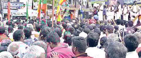 திருநெல்வேலி மாவட்டத்தில் உள்ள 5 தொகுதிகளில் போட்டியிடும் திமுக கூட்டணி வேட்பாளர்களை அறிமுகம் செய்து, டவுண் வாகையடிமுனையில் பிரச்சாரத்தில் ஈடுபட்ட திமுக தலைவர் மு.க.ஸ்டாலின். படம்: மு.லெட்சுமி அருண்