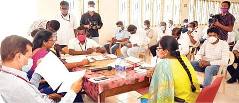 அமைச்சர் கே.பி.அன்பழகன், பாமக தலைவர் ஜி.கே.மணி உட்பட - தருமபுரி, கிருஷ்ணகிரி மாவட்டங்களில் 194 பேரின் வேட்புமனுக்கள் ஏற்பு :