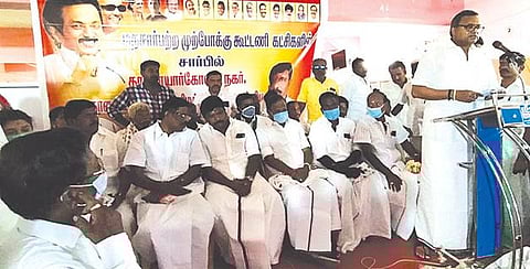 காளையார்கோவிலில் இந்திய கம்யூனிஸ்ட் கட்சி, திமுக கூட்டணி கட்சி சார்பில் நடந்த செயல்வீரர்கள் கூட்டத்தில் கார்த்தி சிதம்பரம் எம்பி பேசினார்.