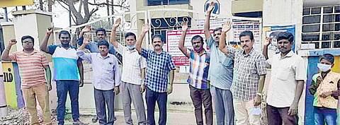 தனியார் மயத்தைக் கண்டித்து ஆர்ப்பாட்டத்தில் ஈடுபட்ட ராமநாதபுரம் எல்ஐசி ஊழியர்கள்.