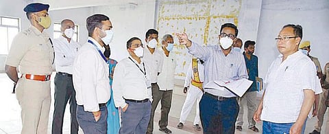 ராமநாதபுரத்தில் தேர்தல் வாக்கு எண்ணும் மையத்தில் நடைபெற்ற பாதுகாப்பு முன்னெச்சரிக்கை நடவடிக்கை குறித்து ஆய்வு செய்த அதிகாரிகள்.