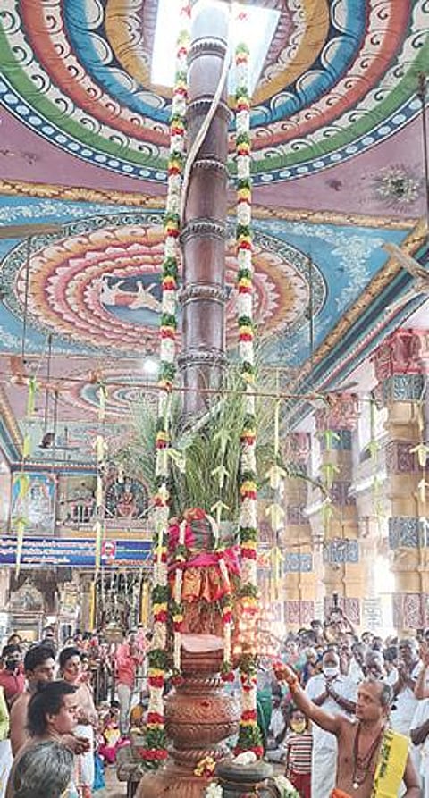 பங்குனி திருவிழாவையொட்டி பரமக்குடி முத்தால பரமேஸ்வரி அம்மன் கோயிலில் நடைபெற்ற கொடியேற்றம். (வலது) சர்வ அலங்காரத்தில் எழுந்தருளிய முத்தால பரமேஸ்வரி அம்மன்.