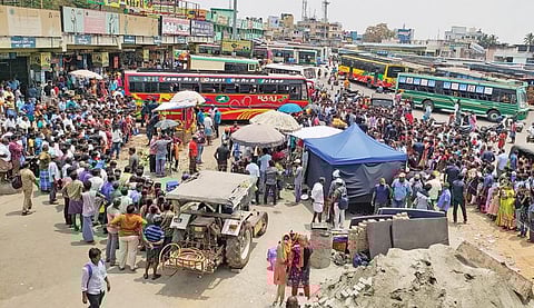 திண்டுக்கல் பேருந்துநிலையத்தில் கரோனா விதிமுறைகளை பின்பற்றாமல் நடைபெறும் சினிமா படப்பிடிப்பில் கூடியுள்ள கூட்டம்.