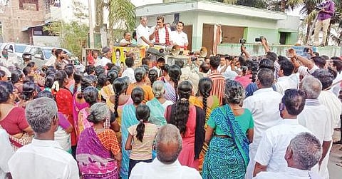 ஆதிபட்டியில் வாக்கு சேகரித்த போடி திமுக வேட்பாளர் தங்கதமிழ்ச்செல்வன்.