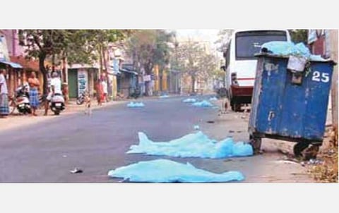 நாகப்பட்டினத்தில் பாதுகாப்பின்றி குப்பைத் தொட்டியில் வீசப்பட்ட கரோனா கவச உடைகள்