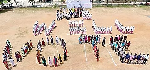 காஞ்சிபுரத்தில் தனியார் மருத்துவக் கல்லூரி மருத்துவமனையில் நடைபெற்ற வாக்காளர் விழிப்புணர்வு நிகழ்ச்சியில் வாக்களிப்பதை வலியுறுத்தி மாணவ, மாணவிகள் ஒன்றாக கூடி நின்று அமைத்த விழிப்புணர்வு வாசகம்.