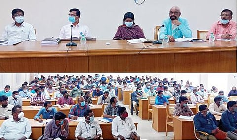 பயிற்சி வகுப்பு நடத்திய ஆட்சியர், வகுப்பில் பங்கேற்ற மண்டல அலுவலர்கள்