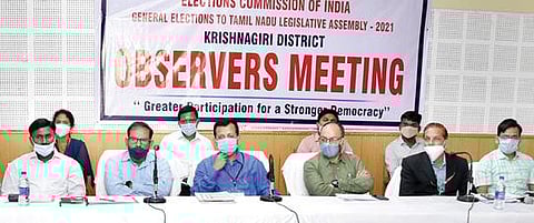 கிருஷ்ணகிரி மாவட்ட ஆட்சியர் அலுவலகத்தில், தேர்தல் நடத்தும் அலுவலர்கள், பொறுப்பு அலுவலர்களுடன் நடந்த ஆய்வுக்கூட்டத்தில் பங்கேற்ற ஆட்சியர் ஜெயசந்திர பானு ரெட்டி மற்றும் தேர்தல் பார்வையாளர்கள்.