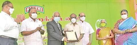 ஈரோட்டில் நேற்று நடந்த சக்திதேவி அறக்கட்டளையின் ஐம்பெரும் விழாவில், முதியோர் நல மருத்துவர் வி.எஸ்.நடராஜனுக்கு, வாழ்நாள் சாதனையாளர் விருதினை மத்திய கலால் மற்றும் சேவைவரித்துறை முன்னாள் தலைமை ஆணையர் சி.ராஜேந்திரன் வழங்கினார். அருகில், சக்திமசாலா நிறுவனங்களின் தலைவர் பி.சி.துரைசாமி, சாந்தி துரைசாமி உள்ளிட்டோர் உள்ளனர்.