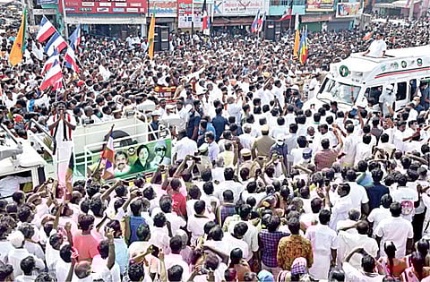 கள்ளக்குறிச்சியில் நேற்று திரண்டிருந்த மக்கள் கூட்டத்துக்கு இடையே பிரச்சாரத்தில் ஈடுபட்ட முதல்வர் பழனிசாமி. 