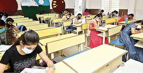 சயின்ஸ்பீம் ஒலிம்பியாட் போட்டி தேர்வில் பங்கேற்ற மாணவ, மாணவிகள்.