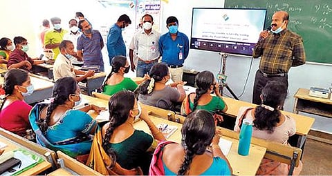 காட்பாடி வாணி வித்யாலயா மெட்ரிக் பள்ளியில் வாக்குச்சாவடி அலுவலர்களுக்கான முதற்கட்ட பயிற்சி வகுப்பை தொடங்கி வைத்து பேசும் ஆட்சியர் சண்முகசுந்தரம்.