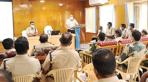 தூத்துக்குடி மாவட்ட காவல் கண்காணிப்பாளர் அலுவலகத்தில் நடைபெற்ற ஆலோசனை கூட்டத்தில் தேர்தல் ஆணைய காவல் துறை பார்வையாளர் சப்யா சச்சி ராமன் மிஸ்ரா பேசினார்.