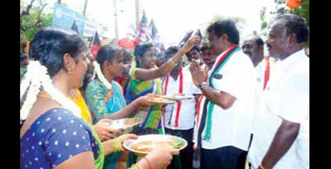 தூத்துக்குடியில் பிரச்சாரம் செய்த தமாகா வேட்பாளர் எஸ்.டி.ஆர்.விஜயசீலனுக்கு பெண்கள் ஆரத்தி எடுத்து வரவேற்பு அளித்தனர்.