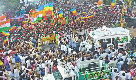 கிருஷ்ணகிரி மாவட்டம் ஊத்தங்கரையில் அதிமுக வேட்பாளர் தமிழ்ச்செல்வத்தை ஆதரித்து முதல்வர் பழனிசாமி பிரச்சாரம் மேற்கொண்டார். படம்: எஸ்.கே.ரமேஷ்