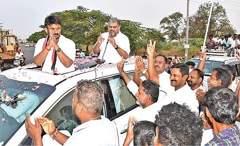 ஈரோடு கிழக்குத்தொகுதியில் அதிமுக கூட்டணி சார்பில் போட்டியிடும் தமாகா இளைஞரணித் தலைவர் எம்.யுவராஜாவை ஆதரித்து, தமாகா தலைவர் ஜி.கே.வாசன் பிரச்சாரம் மேற்கொண்டார்.
