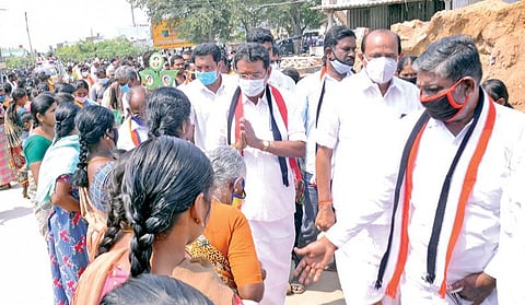 ஈரோடு சூரியம்பாளையம் பகுதியில் அதிமுக வேட்பாளர் கே.வி.ராமலிங்கம் வாக்காளர்களிடம் நேற்று வாக்கு சேகரித்தார்.