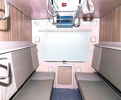 புதுப்பிக்கப்பட்ட நவீன ரயில் பெட்டி.