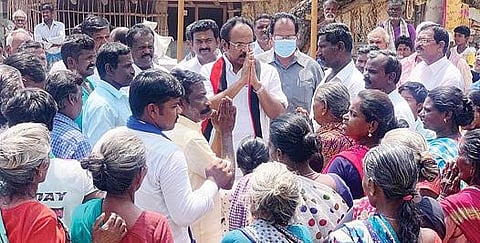 காரியாபட்டி அருகே அழகியநல்லூர் கிராமத்தில் வாக்காளர்களைச் சந்தித்து வாக்குச் சேகரிக்கும் திருச்சுழி தொகுதி திமுக வேட்பாளர் தங்கம் தென்னரசு.