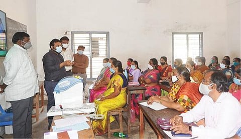 கடலூர் செயிண்ட் ஜோசப் மேல்நிலைப் பள்ளியில் தேர்தல் அலுவலர்களுக்கு நடைபெறும் பயிற்சி வகுப்பினை மாவட்டதேர்தல் அலுவலர் சந்திரசேகர் சாகமூரி பார்வையிட்டு ஆய்வு செய்தார்.