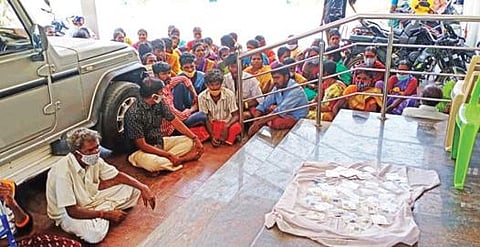 முடுப்பிநாயக்கன்பாளையம் கிராமத்துக்கு சாலை வசதி ஏற்படுத்தக்கோரி, நேற்று சூளகிரி வட்டாட்சியர் அலுவலகத்தில் வாக்காளர் அடையாள அட்டைகளுடன் வந்து காத்திருப்பு போராட்டத்தில் ஈடுபட்ட கிராம மக்கள்.