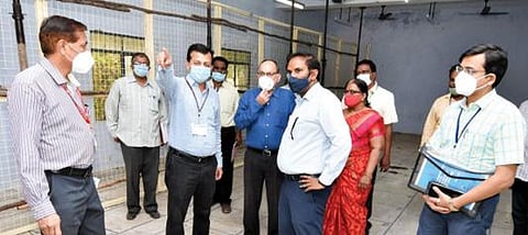 கிருஷ்ணகிரி அரசு பாலிடெக்னிக் கல்லூரியில் அமைக்கப்பட்டுள்ள வாக்கு எண்ணும் மையத்தில் ஆய்வு மேற்கொண்ட மாவட்ட தேர்தல் அலுவலர் ஜெயசந்திர பானு ரெட்டி, தேர்தல் பொது பார்வையாளர்கள், காவல்துறை பார்வையாளர்.