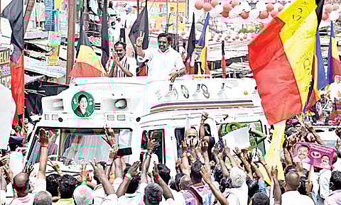 ஆரணி சட்டப்பேரவைத் தொகுதி அதிமுக வேட்பாளர் சேவூர் எஸ்.ராமச்சந்திரனை ஆதரித்து பேசும் தமிழக முதல்வர் பழனிசாமி.