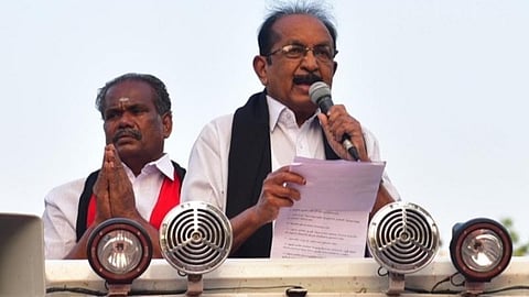 மதுரை செல்லூரில், தெற்கு தொகுதி வேட்பாளர் பூமிநாதனை ஆதரித்து மதிமுக பொதுச்செயலாளர் வைகோ பேசினார். படம்:எஸ்.கிருஷ்ணமூர்த்தி.