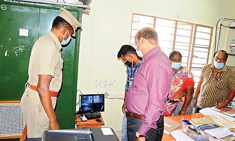 அணைக்கட்டு வட்டாட்சியர் அலுவலகத்தில் வாக்குப்பதிவு இயந்திரங்கள் வைக்கப்பட்ட அறையின் கண்காணிப்பு கேமரா காட்சி பதிவுகளை ஆய்வு செய்த ஆட்சியர் சண்முகசுந்தரம், காவல் கண்காணிப்பாளர் செல்வகுமார்.