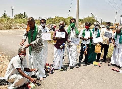திருவண்ணாமலை வேளாண்மை இணை இயக்குநர் அலுவலகம் முன்பு நேற்று ஆர்ப்பாட்டத்தில் ஈடுபட்ட விவசாயிகள்.