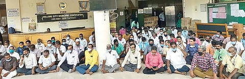 வேலூர் மாநகராட்சி ஆணையர் சங்கரனை கண்டித்து, மாநகராட்சி அலுவலக வளாகத்தில் உள்ளிருப்பு போராட்டத்தில் ஈடுபட்ட அனைத்து அலுவலர் சங்கங்களின் கூட்டமைப்பினர். படம்: வி.எம்.மணிநாதன்.