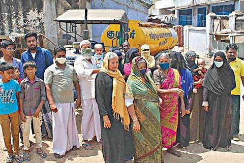 ஈரோட்டில் சீரான குடிநீர் விநியோகம் கோரி, மாநகராட்சி குடிநீர் வாகனத்தை பொதுமக்கள் சிறைபிடித்தனர்.