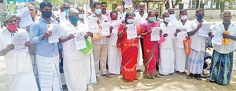 மழையால் பாதிக்கப்பட்ட நெல் பயிருக்கு நிவாரணம் வழங்கக்கோரி, ஆட்சியர் அலுவலகத்தில் மனு அளிக்க வந்த மாயாபுரம் விவசாயிகள்.