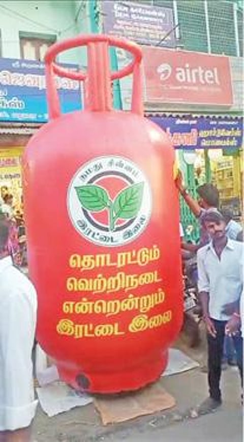 பிரச்சாரத்தில் இடம் பெற் றுள்ள காஸ் சிலிண்டர்.