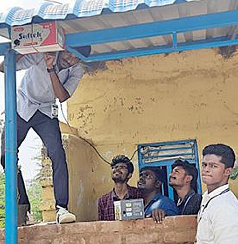 சாமிநத்தம் கிராமத்தில் சிட்டுக் குருவிகளுக்கு செயற்கைக்கூடு அமைத்த அய்ய நாடார் ஜானகி அம்மாள் கல்லூரி மாணவர்கள்.