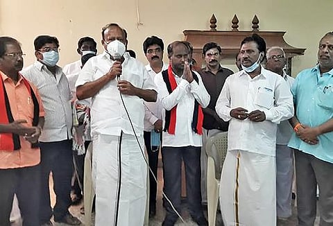 சிதம்பரத்தில் இந்திய யூனியன் முஸ்லிம் லீக் வேட்பாளர் அப்துல்ரஹ்மானை ஆதரித்து நடைபெற்ற கூட்டத்தில் கடலூர் கிழக்கு மாவட்ட திமுக செயலாளர் எம்ஆர்கே.பன்னீர்செல்வம் பேசினார்.