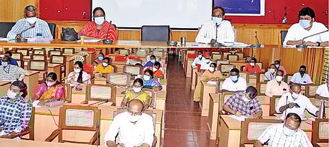 விழுப்புரத்தில் கரோனா தடுப்பு முன்னெச்சரிக்கை நடவடிக்கை மேற்கொள்வது குறித்த ஆலோசனைக்கூட்டம் நடைபெற்றது.