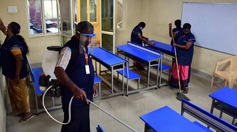 கரோனாவால் பாதிக்கப்படும் மாணவர்களின் எண்ணிக்கை அதிகரிப்பு; 14 கல்வி நிறுவனங்களுக்கு அபராதம்: முன்னெச்சரிக்கையாக இல்லாததால் நடவடிக்கை