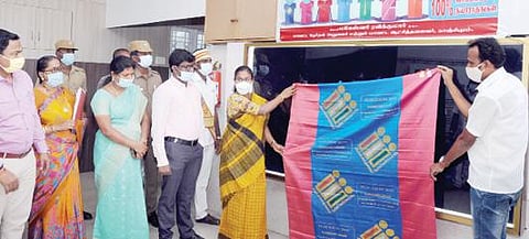 காஞ்சிபுரத்தில் நெசவாளர்களால் தேர்தல் விழிப்புணர்வு வாசகங்களுடன் நெய்யப்பட்ட பட்டுச் சேலையை அறிமுகப்படுத்துகிறார் ஆட்சியர் மகேஸ்வரி.