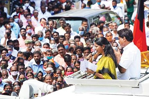 திருச்செங்கோடு தொகுதியில் திமுக கூட்டணியில் போட்டியிடும் கொமதேக வேட்பாளர் ஈஸ்வரனை ஆதரித்து திமுக எம்பி கனிமொழி பேசினார்.