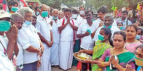 கோவை மருதமலை அடிவாரம் பகுதியில் நேற்று பொதுமக்களிடம் வாக்குசேகரித்த கவுண்டம்பாளையம் அதிமுக வேட்பாளர் பி.ஆர்.ஜி.அருண்குமார்.
