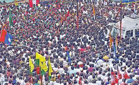 தூத்துக்குடியில் திறந்த வேனில் நின்றவாறு பிரச்சாரம் செய்யும் திமுக தலைவர் மு.க.ஸ்டாலின் . படம்: என்.ராஜேஷ்