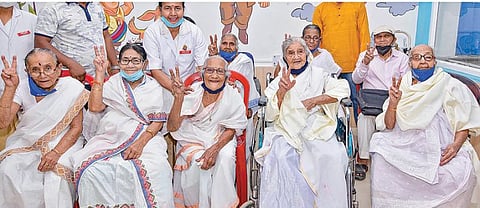 கவுகாத்தி எம்எம்சி மருத்துவமனையில் நேற்று கரோனா தடுப்பூசி போட்டுக் கொண்ட பின் வெற்றிச் சின்னம் காண்பித்து மகிழ்ச்சி தெரிவிக்கும் மூதாட்டிகள்.படம்: பிடிஐ