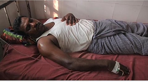 நாகை மாவட்ட அரசு தலைமை மருத்துவமனையில் இலங்கைக் கடற்படையால் தாக்கப்பட்டு காயம் அடைந்த மீனவர் கண்ணன் சிகிச்சை பெற்று வருகிறார்.