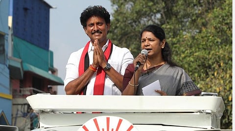 முதல்வர், அமைச்சர் பதவிகளைக் கொடுத்த ஜெயலலிதா, சசிகலாவுக்குத் துரோகம் செய்தவர் பழனிசாமி: கனிமொழி குற்றச்சாட்டு